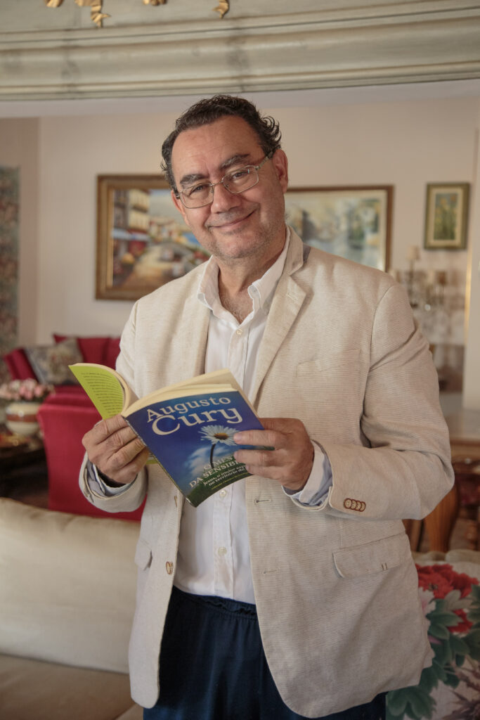 Retrato oficial do Dr. Augusto Cury — psiquiatra, escritor e pesquisador